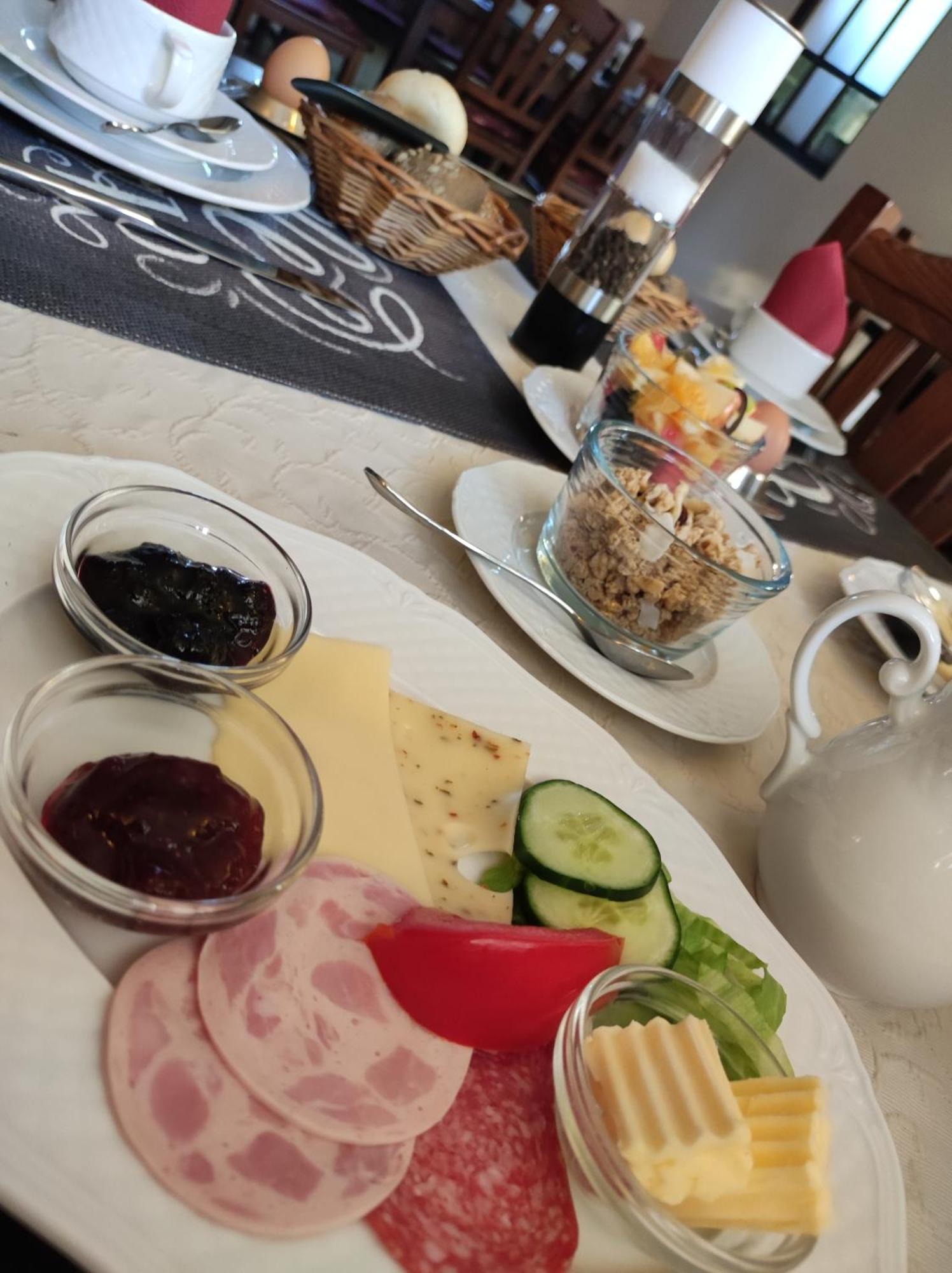 Cafe Im Hof- Bed & Breakfast Streufdorf Exteriör bild